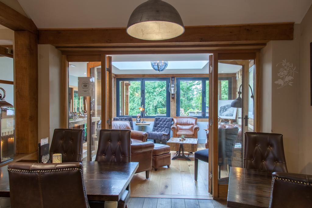 The Wychwood Inn Shipton under Wychwood ภายนอก รูปภาพ